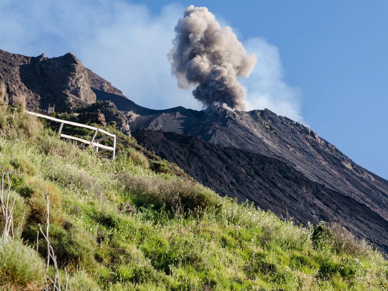 Esplosioni del vulcano di giorno a Stromboli, Isole Eolie